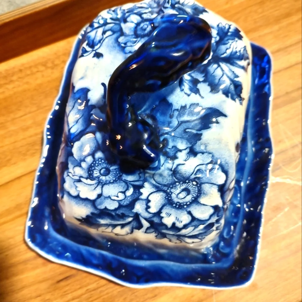 Vintage/Retro/Victorian inspired glass blue and white floral large butter dish - Picture 7 of 13